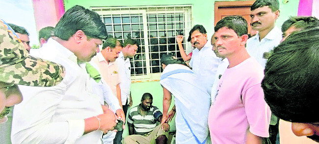 క్యూలో ఉన్నా అందని యూరియా1
