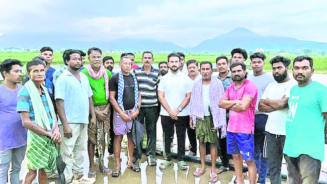 వరద ప్రభావిత ప్రాంతాల్లో ఎమ్మెల్యే పర్యటన 1