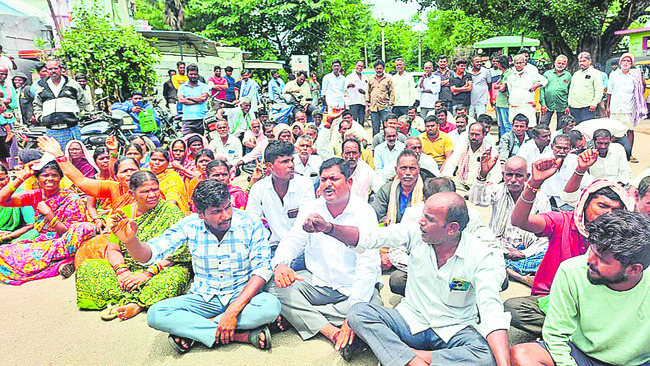 యూరియా కోసం రోడ్డెక్కిన రైతన్న1