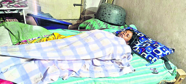 బోల్తా పడిన లారీ1