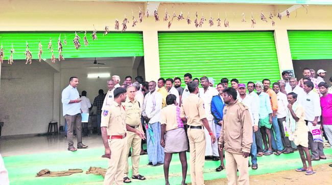 యూరియాకు పడిగాపులు 1