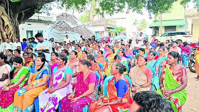 పెన్షన్లు పీకేస్తే..  ప్రజలు మిమ్మల్ని పెకిలిస్తారు  1