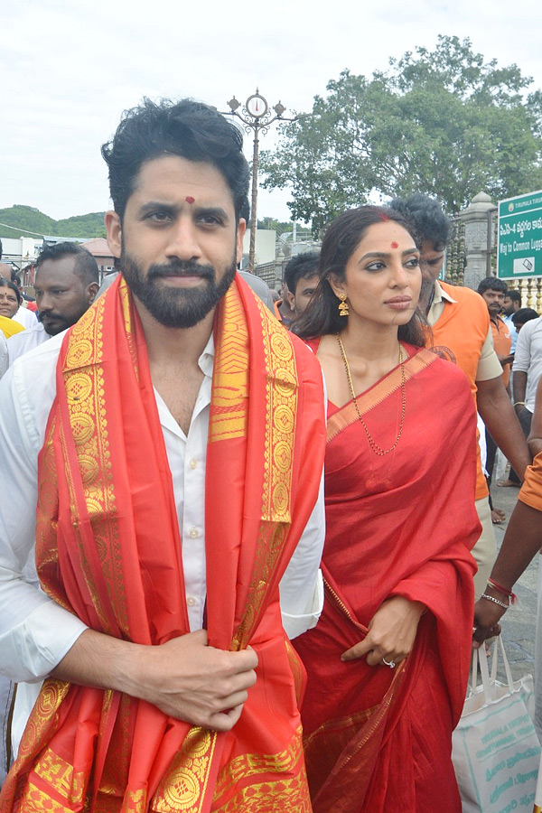 Naga Chaitanya And Sobhita Dhulipala visit Tirumala Temple Photos9