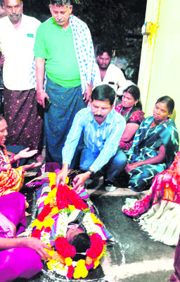 చిన్నారులకు కన్నీటి వీడ్కోలు1