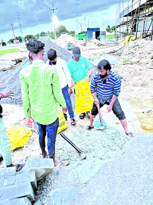 జాతీయ రహదారిలో గుంతలకు మరమ్మతు 2