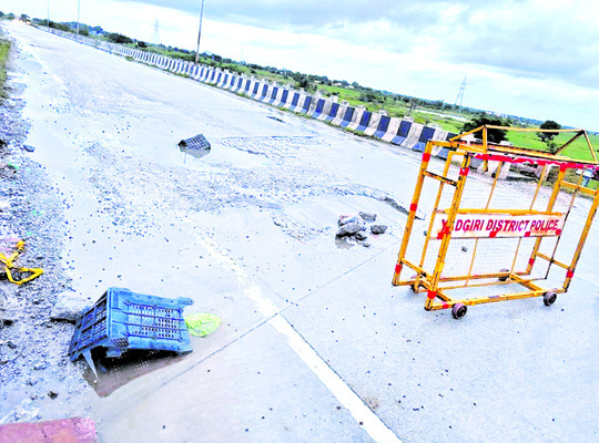 జాతీయ రహదారిలో గుంతలకు మరమ్మతు 1