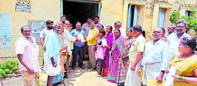 సార్.. మా పింఛన్లు పునరుద్ధరించండి 1