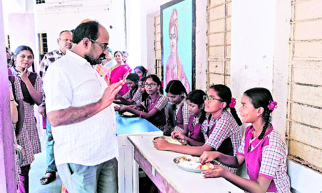 విద్యార్థులకు నాణ్యమైన భోజనం అందించాలి1