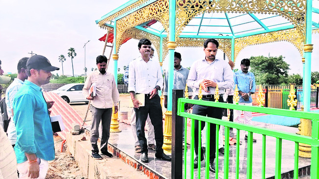బతుకమ్మకుంట పనుల పరిశీలన1
