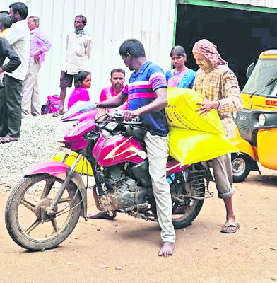 యూరియా ఇవ్వండి సారూ! 2