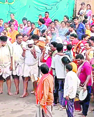 మేడారంలో ముగిసిన పొట్ట పండుగ1