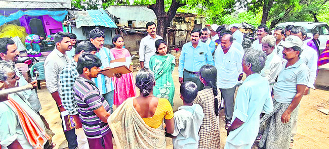 రైతు ఆత్మహత్యపై ఆర్డీఓ విచారణ1