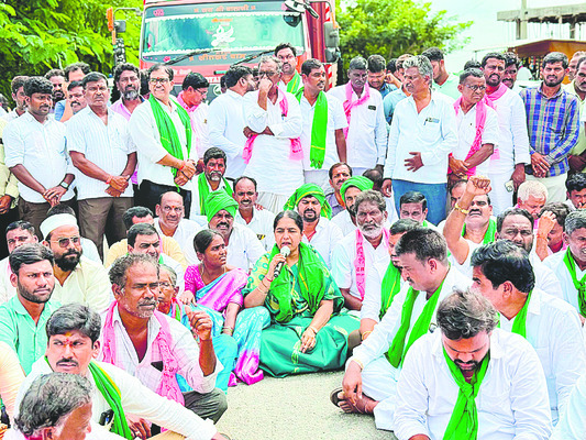 సరిపడా యూరియా అందించాలి
1