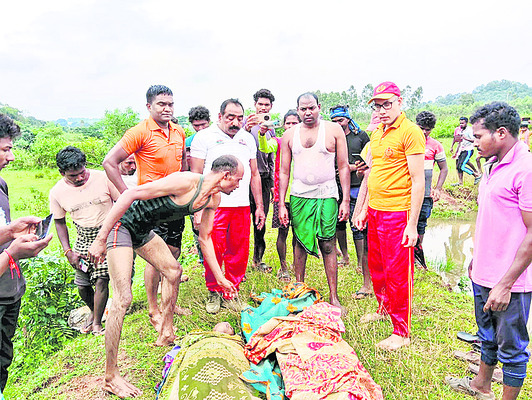 చెరువులో మునిగి తల్లీకూతుళ్ల మృతి 2