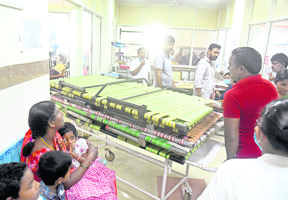 బెడ్లు సరిపోక.. నవారు మంచాలపై చికిత్స1