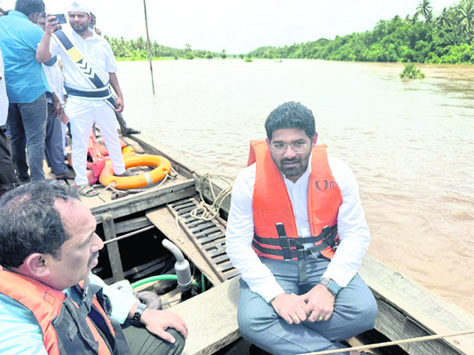 పోటెత్తిన వశిష్ట గోదావరి 3