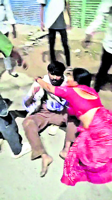 మాజీ కౌన్సిలర్ సహా కుమారుడిపై దాడి1