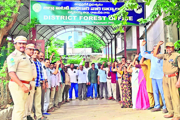సామూహిక సెలవులో పంచాయతీ కార్యదర్శులు 2