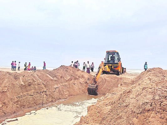 చెరువులో మునిగి తల్లీకూతుళ్ల మృతి 1