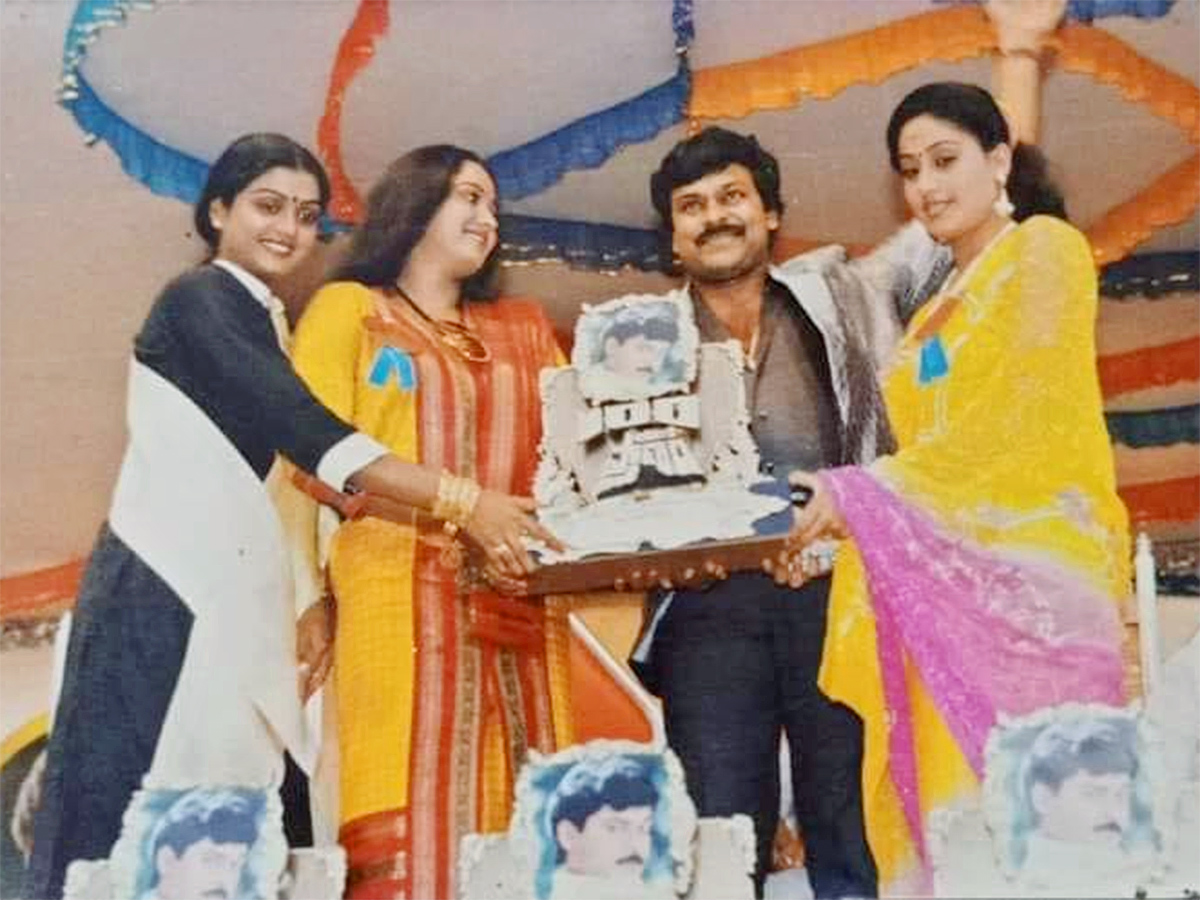 Chiranjeevi Birthday Viral Photos Gose2