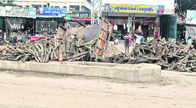 బోల్తా పడిన బస్సు3