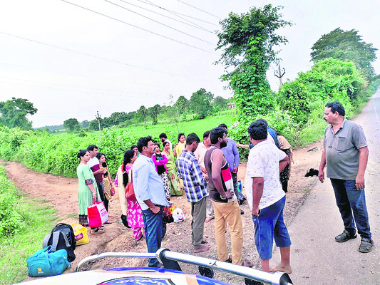 బోల్తా పడిన బస్సు1