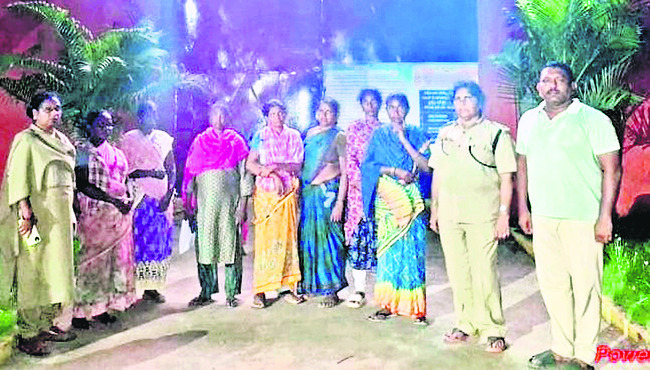 బోల్తా పడిన బస్సు2