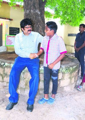 భోజనం వడ్డించి.. సమస్యలు తెలుసుకొని1
