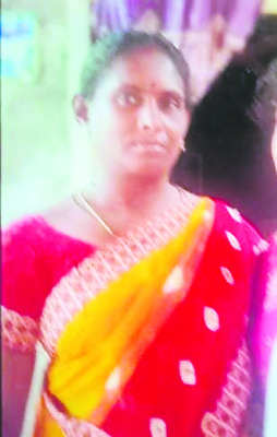 ట్రాక్టర్ తిరగబడి మహిళా కూలీ మృతి2