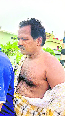 కదులుతున్న రైలుపైకి భార్యను నెట్టిన భర్త 1