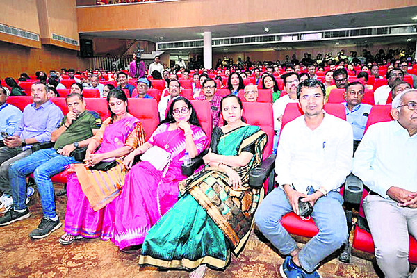 పూర్వ విద్యార్థులు విజ్ఞాన వారధులు: గవర్నర్2