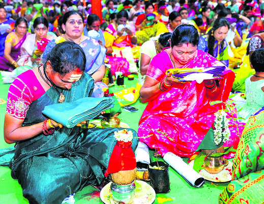 వైభవంగా సామూహిక వరలక్ష్మీ వ్రతాలు2