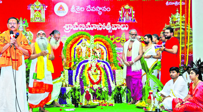 వైభవంగా సామూహిక వరలక్ష్మీ వ్రతాలు1