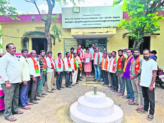 ఆరు గ్యారంటీలను అమలు చేయాలి1