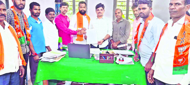 ఆరు గ్యారంటీలను అమలు చేయాలి3