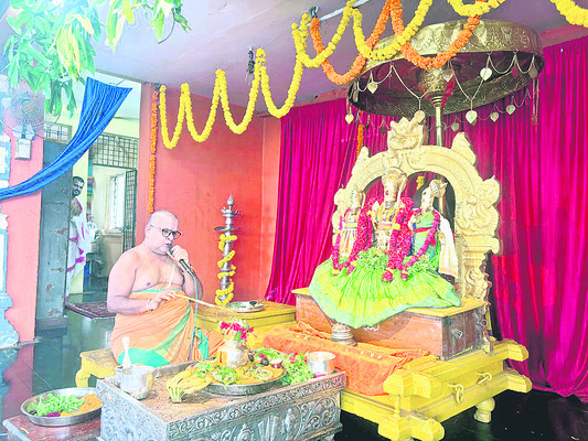రామయ్యకు సువర్ణ తులసీ అర్చన1