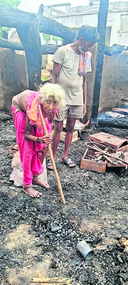 డి.గొట్టివాడలో పూరిల్లు దగ్ధం
1