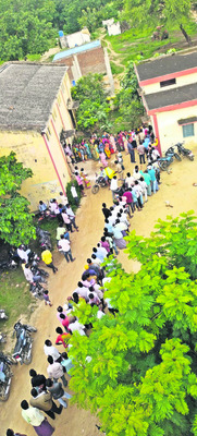 యూరియా కోసం బారులు2