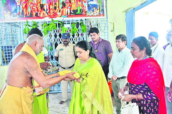 శ్రీవారికి అభిషేకం, నిత్యకల్యాణం
2
