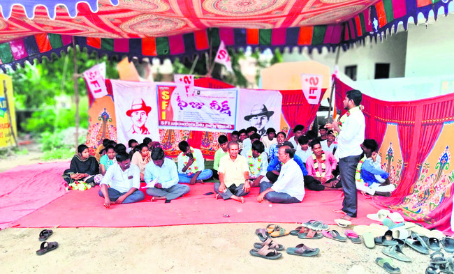 రోడ్డు విస్తరణ పనుల అడ్డగింత
1