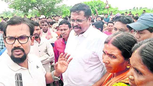 ఎరువుల కోసం రైతుల ఆందోళన1