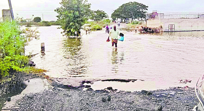 ● తగ్గని వరద ఉధృతి1