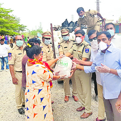 ప్రాంతాలు, మతాలు, కులాలు వేరైనా అందరం ఒకే కుటుంబ సభ్యుల3