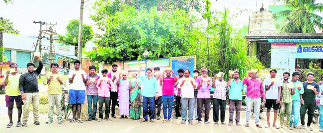 క్షీరారామంలో హైకోర్టు న్యాయమూర్తి పూజలు
2