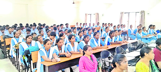 పాలిటెక్నిక్లో వసతి వెతలు 2