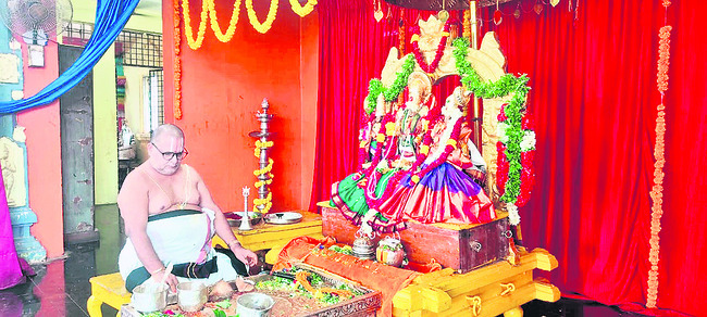 రామయ్యకు  సువర్ణ పుష్పార్చన2