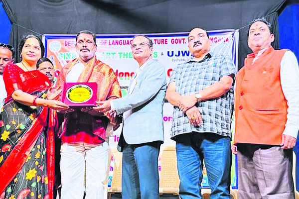 సుర్వి బాలరాజుకు భారత్ ఐకాన్ అవార్డు 2