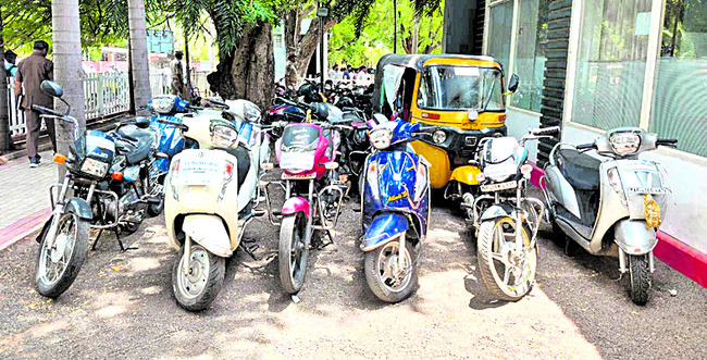 ద్విచక్ర వాహనాల చోరీ కేసులో వ్యక్తి అరెస్టు 1