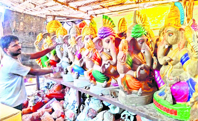 మట్టి గణపతులకే జై1