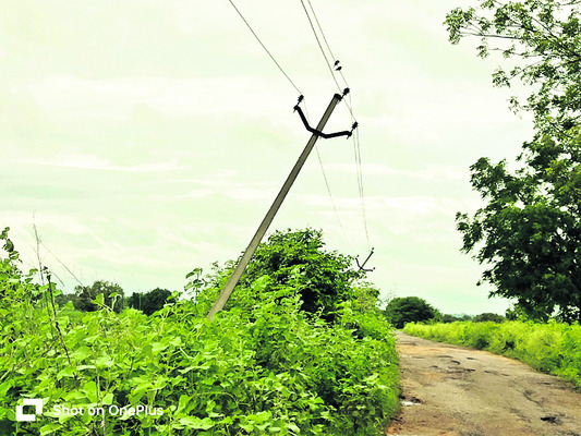 వంగిన విద్యుత్ స్తంభాలు..1